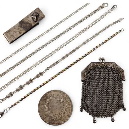 LOT D'OBJETS en argent comprenant UNE BOURSE,...