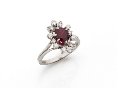 RING in 750 thousandths white gold, stylizing...