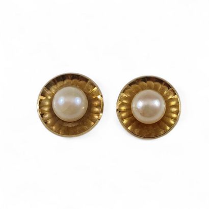 PAIRE DE CLOUS D'OREILLES d'Epoque XXème...