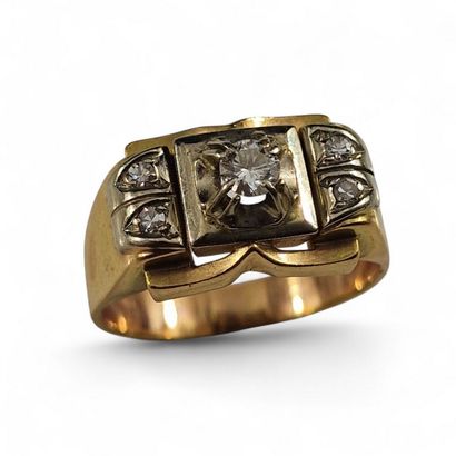 BAGUE TANK Circa 1940 en or deux tons 750...