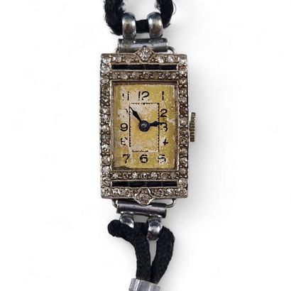 BRACELET MONTRE DE DAME Circa 1930 à boîtier...