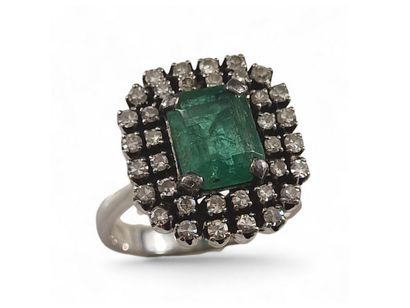 BAGUE MARGUERITE en or gris 750 millièmes...
