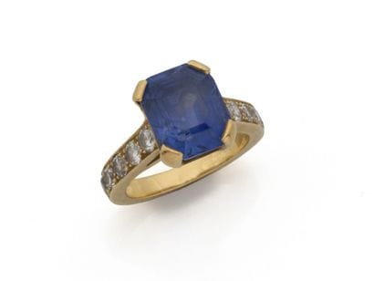 RING in 750 thousandths gold, set with an...