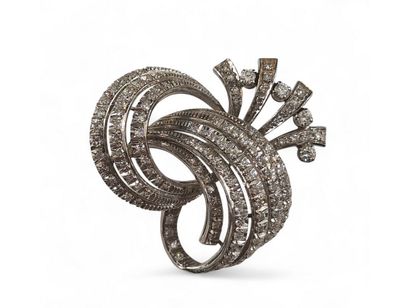 BROCHE en or gris 750 millièmes stylisant...