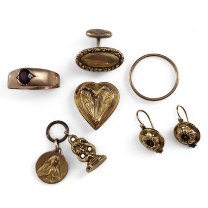 LOT DE BIJOUX OU ELEMENTS DE BIJOUX en or...