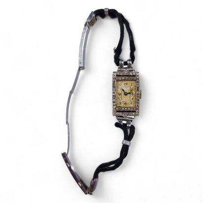 BRACELET MONTRE DE DAME Circa 1930 à boîtier...