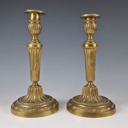 PAIRE DE BOUGEOIRS de Style Louis XVI - Circa...