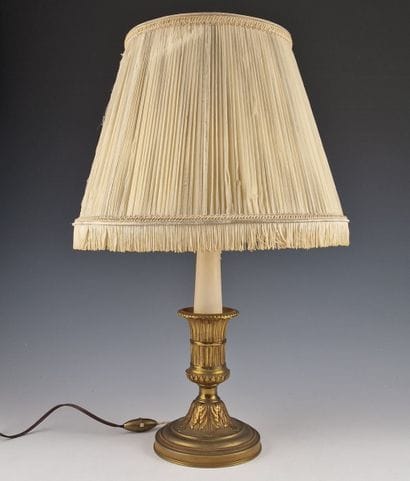 LAMPE ELECTRIQUE à pied en forme de flambeau...