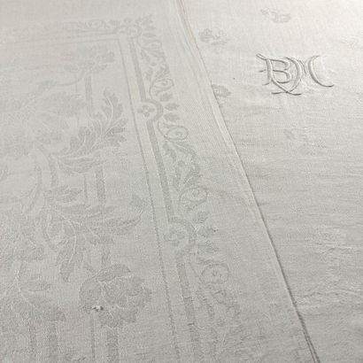 LARGE RECTANGULAR NAPPE in white linen damask...
