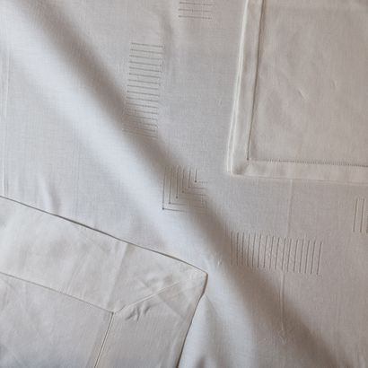 RECTANGULAR NAPPE AND 8 TOWELS in white linen...