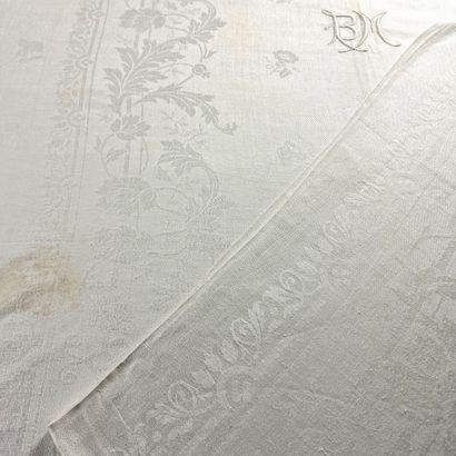 LARGE RECTANGULAR NAPPE in white linen damask...