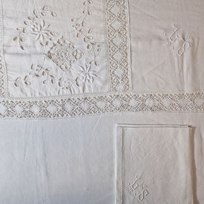 RECTANGULAR NAPPE AND 12 SERVIETTES in white...