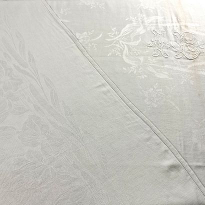 RECTANGULAR NAPPE in white linen damask Circa...