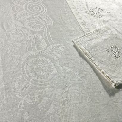 RECTANGULAR NAPPE AND 12 TOWELS in white...
