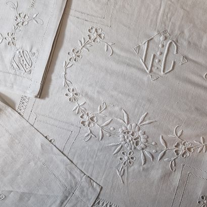 RECTANGULAR NAPPE AND 12 TOWELS in white...