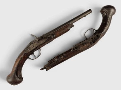 PAIR OF FLINTLOCK PISTOLS.
Chiseled round...