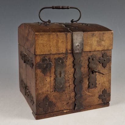 TRAVEL MEDICINE CHEST made of walnut, opening...
