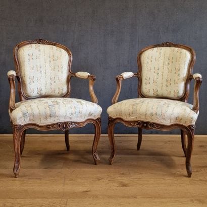 PAIR OF ARMCHAIRS with violin-shaped cabriolet...