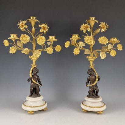 PAIRE DE CANDELABRES A TROIS LUMIERES de...