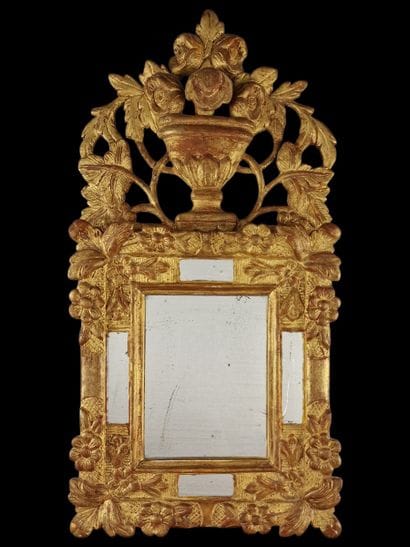 SMALL RECTANGULAR MIRROR WITH GLASS CLIPPERS...