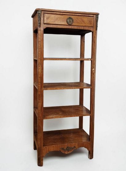 ETAGERE A HAUTEUR D'APPUI de Style Louis...
