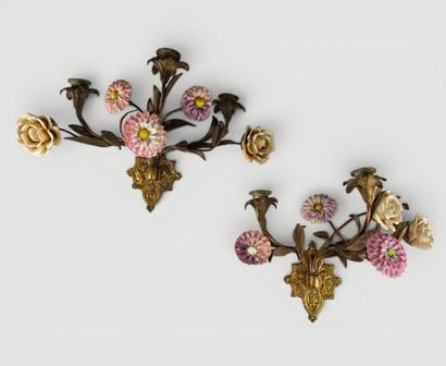 PAIRE D'APPLIQUES A TROIS LUMIERES de la...