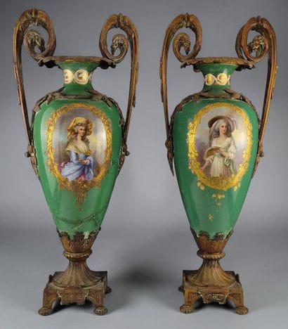 PAIRE DE GRANDS VASES AMPHORE de Style Louis...
