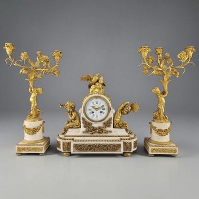 GARNITURE DE CHEMINEE de Style Louis XVI...