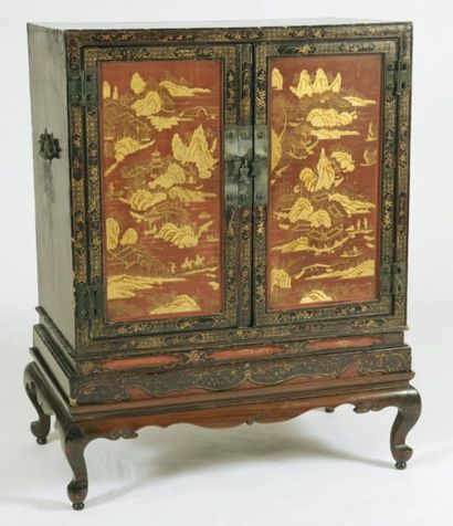 Meuble cabinet en laque noire et doré sur...