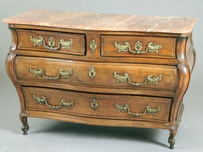 Commode de forme bombée en acajou Elle ouvre...