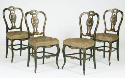 Ensemble de 4 chaises à dossier violonné...