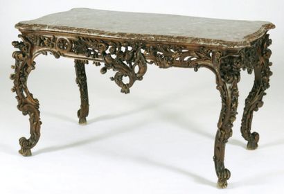 Table de milieu en bois sculpté décor ajouré...