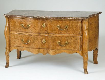 Commode à façade arbalète en placage de bois...