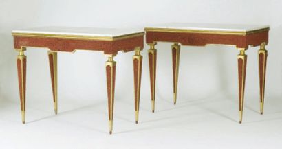 Paire de consoles en bois doré et garnie...