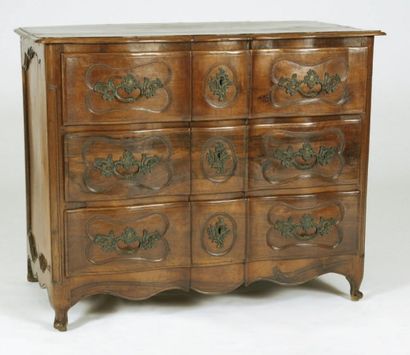 Commode à façade arbalète en noyer ciré,...