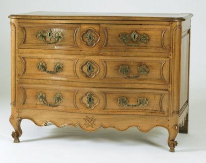 Commode à façade galbée en noyer ciré - Elle...
