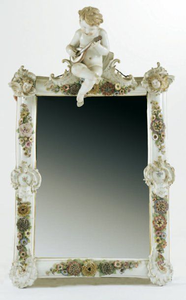 Miroir porte lumière en porcelaine polychrome...
