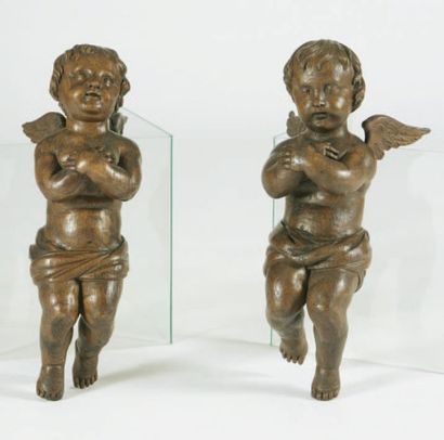 Paire d'angelots bras croisés en chêne sculpté...