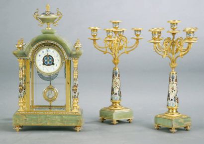 Garniture de cheminée en bronze, émaux et...