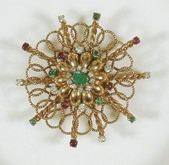 - Elément de broche en or et pierres précieuses...