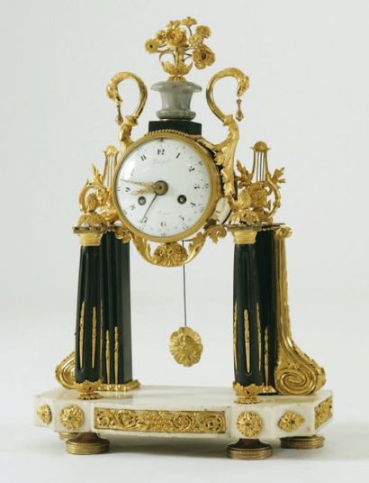Pendule de forme portique en marbre blanc,...