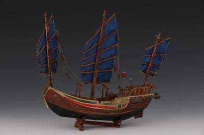 MAQUETTE – Une petite jonque en bois, voiles...