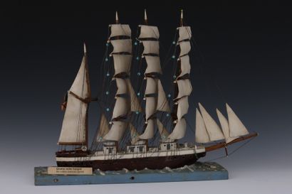 DIORAMA - Un quatre-mâts en bois stylisé,...