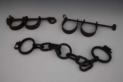 LOT :

FERS de galérien, en fer forgé à deux...
