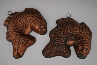 DEUX MOULES à GÂTEAU en forme de poisson,...