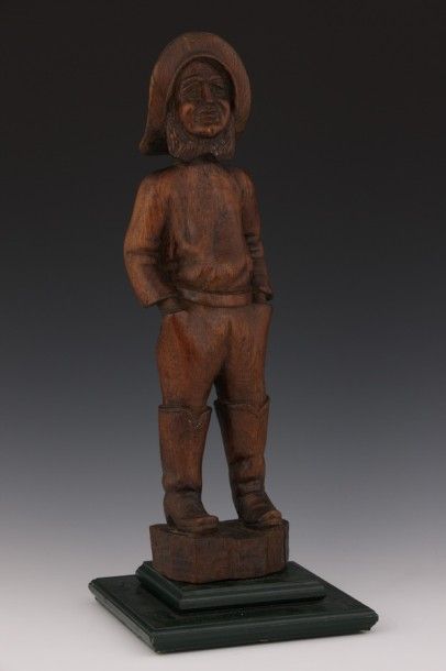 SCULPTURE en bois : un marin debout, les...