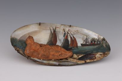 FEMME couchée sur un filet de pêche, en terre...