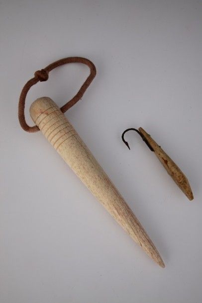 LOT : 

LEURRE à traîner en os et fer. XIXème...