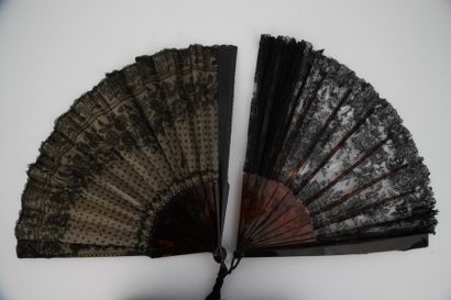 LOT :

EVENTAIL à monture en écaille brune;...