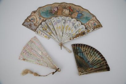 LOT :

EVENTAIL à monture en nacre ajourée;...